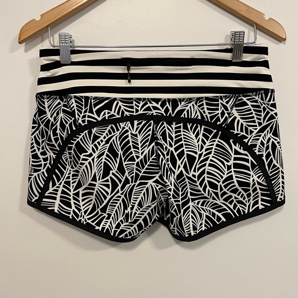 Lululemon Run Times Short *4-Way Stretch Pretty Palm Black Angel Wing 4 - Picture 12 of 16